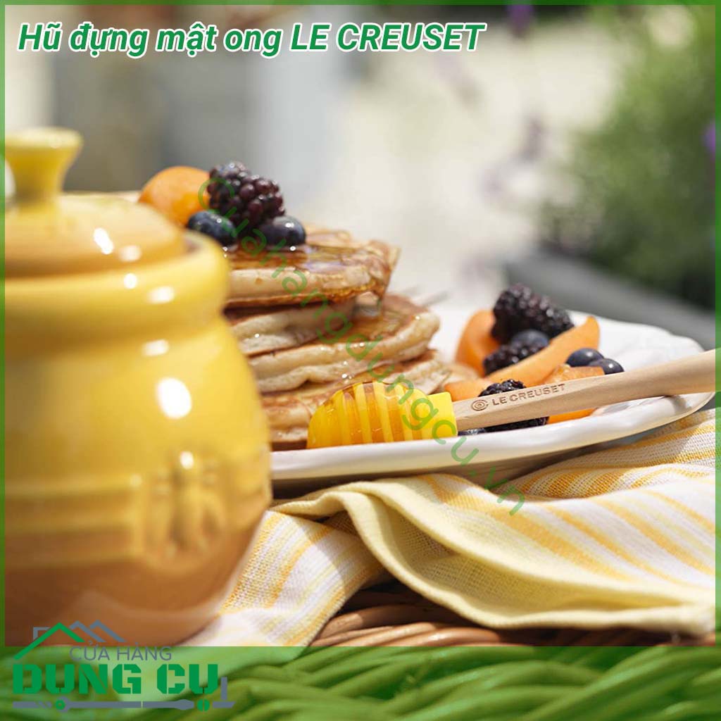 Hũ đựng mật ong LE CREUSET bằng gốm đá dung tích 480ml dùng đựng mật ong. Tráng men cao cấp chống mùi hôi, ố màu, sứt mẻ và nứt. 