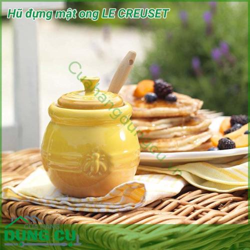 Hũ đựng mật ong LE CREUSET bằng gốm đá dung tích 480ml dùng đựng mật ong. Tráng men cao cấp chống mùi hôi, ố màu, sứt mẻ và nứt. 