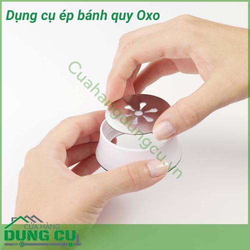 Dụng cụ ép bánh quy Oxo tạo nên những chiếc bánh quy với hoa văn rõ nét chỉ sau một thao tác dập.