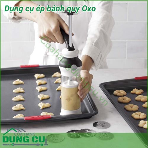 Dụng cụ ép bánh quy Oxo tạo nên những chiếc bánh quy với hoa văn rõ nét chỉ sau một thao tác dập.