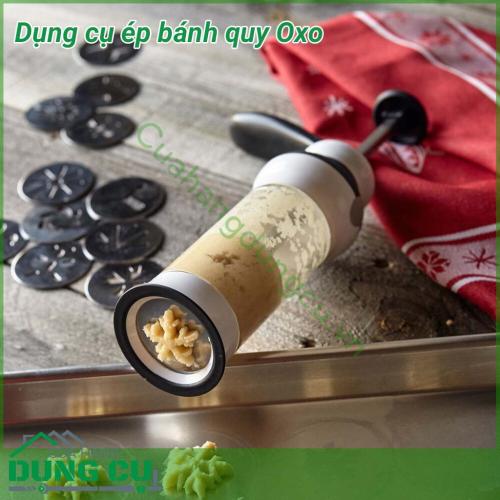 Dụng cụ ép bánh quy Oxo tạo nên những chiếc bánh quy với hoa văn rõ nét chỉ sau một thao tác dập.