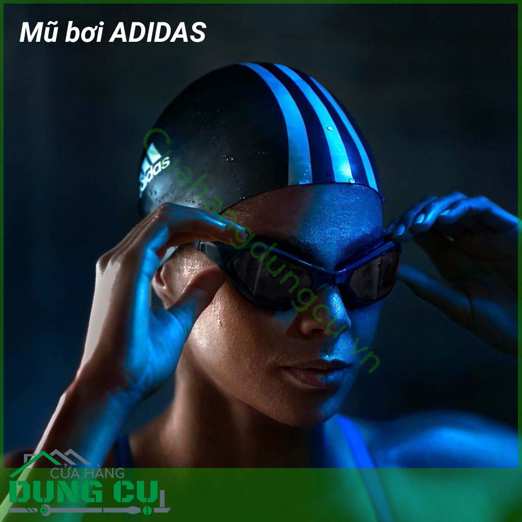 Mũ bơi Adidas được làm từ chất liệu silicone cao cấp, có thiết kế ôm sát đầu, chụp tai giúp bảo vệ toàn bộ phần tóc và tai khi xuống nước.