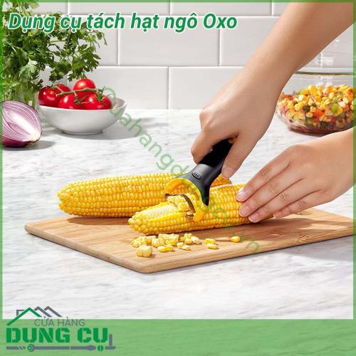 Dụng cụ tách hạt ngô Oxo giúp cho việc chuẩn bị thực phẩm trở nên nhanh chóng và dễ dàng, nhờ vào lưỡi dao bằng thép không gỉ sắc bén, bền lâu và tay cầm chống trượt thoải mái, tiện dụng cho phép lưỡi dao di chuyển trên các tai ngô một cách dễ dàng.