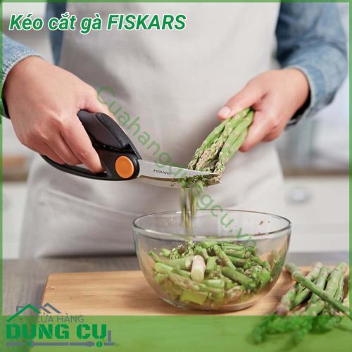 Kéo cắt gà FISKARS cắt xương gà nhẹ nhàng như cắt giấy. Không tốn nhiều sức lực. Tiết kiệm thời gian chặt gà. Thay vì mất hơn 30p thì nay chỉ còn 5p Miếng gà đều và đẹp hơn.