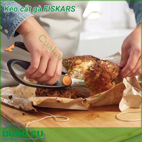 Kéo cắt gà FISKARS cắt xương gà nhẹ nhàng như cắt giấy. Không tốn nhiều sức lực. Tiết kiệm thời gian chặt gà. Thay vì mất hơn 30p thì nay chỉ còn 5p Miếng gà đều và đẹp hơn.