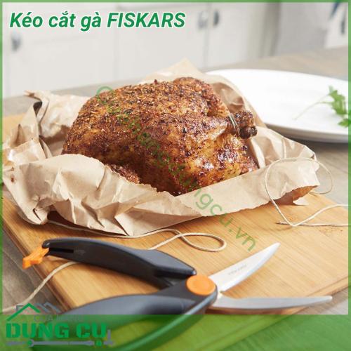 Kéo cắt gà FISKARS cắt xương gà nhẹ nhàng như cắt giấy. Không tốn nhiều sức lực. Tiết kiệm thời gian chặt gà. Thay vì mất hơn 30p thì nay chỉ còn 5p Miếng gà đều và đẹp hơn.