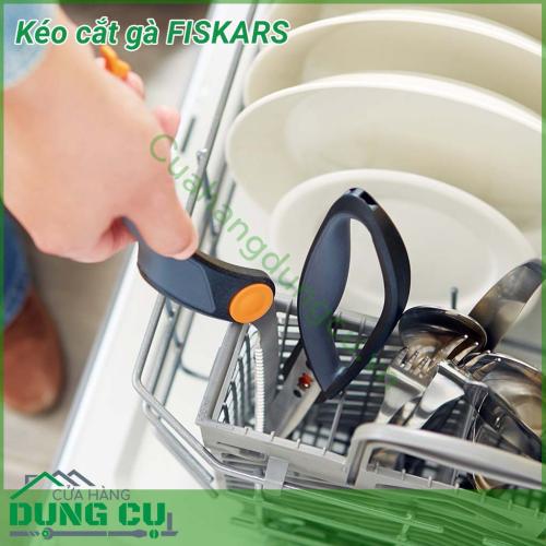 Kéo cắt gà FISKARS cắt xương gà nhẹ nhàng như cắt giấy. Không tốn nhiều sức lực. Tiết kiệm thời gian chặt gà. Thay vì mất hơn 30p thì nay chỉ còn 5p Miếng gà đều và đẹp hơn.