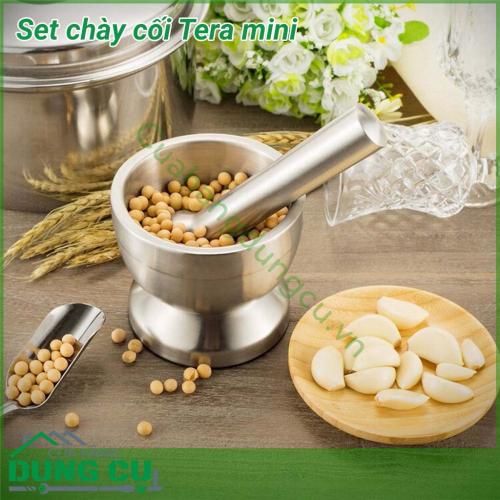 Bộ chày cối Tera mini kích thước nhỏ nhắn rất tiện lợi để nghiền gia vị pha nước chấm, vừng lạc, hành tỏi, thuốc viên...Đế cao su chống trượt chắc chắn. Chất liệu thép không gỉ nên lau rửa dễ dàng và sạch sẽ, nặng khoảng 1kg cho cả set.