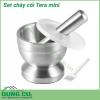 Bộ chày cối Tera mini kích thước nhỏ nhắn rất tiện lợi để nghiền gia vị pha nước chấm, vừng lạc, hành tỏi, thuốc viên...Đế cao su chống trượt chắc chắn. Chất liệu thép không gỉ nên lau rửa dễ dàng và sạch sẽ, nặng khoảng 1kg cho cả set.