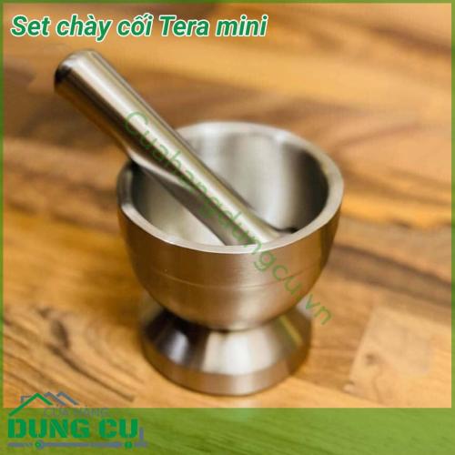 Bộ chày cối Tera mini kích thước nhỏ nhắn rất tiện lợi để nghiền gia vị pha nước chấm, vừng lạc, hành tỏi, thuốc viên...Đế cao su chống trượt chắc chắn. Chất liệu thép không gỉ nên lau rửa dễ dàng và sạch sẽ, nặng khoảng 1kg cho cả set.