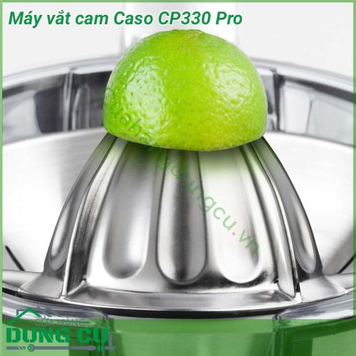 Máy vắt cam Caso CP330 Pro thiết kế giúp vắt cam, quýt, bưởi, chanh… một cách nhanh chóng và dễ dàng. Máy khoẻ, vắt cả tép, nước ngon đặc vô địch mà chẳng bẩn tay tẹo nào. Máy tự vắt cam ngon lành.