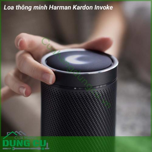 Loa thông minh Harman Kardon Invoke có thiết kế hình trụ tròn. Âm thanh tỏa đều 360 độ. Phía trên đỉnh là bộ phận cảm ứng, dùng để giao tiếp bằng giọng nói. Với thiết kế này, bạn sẽ dễ dàng giao tiếp với trợ lý ảo ở mọi vị trí, rất thuận tiện