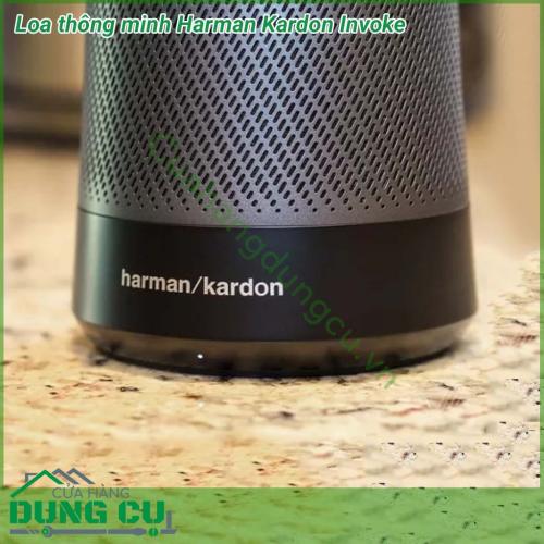 Loa thông minh Harman Kardon Invoke có thiết kế hình trụ tròn. Âm thanh tỏa đều 360 độ. Phía trên đỉnh là bộ phận cảm ứng, dùng để giao tiếp bằng giọng nói. Với thiết kế này, bạn sẽ dễ dàng giao tiếp với trợ lý ảo ở mọi vị trí, rất thuận tiện