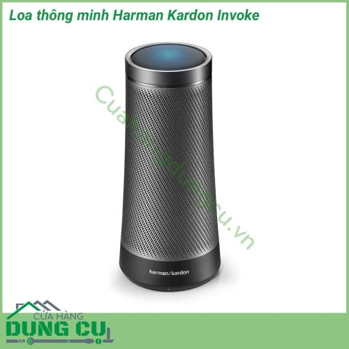 Loa thông minh Harman Kardon Invoke có thiết kế hình trụ tròn. Âm thanh tỏa đều 360 độ. Phía trên đỉnh là bộ phận cảm ứng, dùng để giao tiếp bằng giọng nói. Với thiết kế này, bạn sẽ dễ dàng giao tiếp với trợ lý ảo ở mọi vị trí, rất thuận tiện