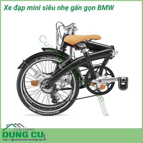 Xe đạp mini siêu nhẹ gấp gọn BMW kết hợp giữa sự thoải mái và phong cách. Kết cấu khung nhôm nhẹ, bộ chuyển động Shimano Acera 8 tốc độ. Nó có thể được gấp lại trong vài giây để vừa cốp xe ô tô và dễ dàng vận chuyển hoặc cất giữ.