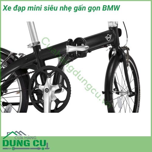 Xe đạp mini siêu nhẹ gấp gọn BMW kết hợp giữa sự thoải mái và phong cách. Kết cấu khung nhôm nhẹ, bộ chuyển động Shimano Acera 8 tốc độ. Nó có thể được gấp lại trong vài giây để vừa cốp xe ô tô và dễ dàng vận chuyển hoặc cất giữ.