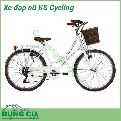 Xe đạp nữ KS Cycling phong cách Vintage cổ điển với giỏ mây phía trước, với bánh xe 26 inch và kích thước khung nhỏ. Phanh chắn chắn đảm bảo dừng an toàn. Yên xe bọc da êm ái đảm bảo mang lại cảm giác lái thoải mái ngay cả trên những chặng đường dài