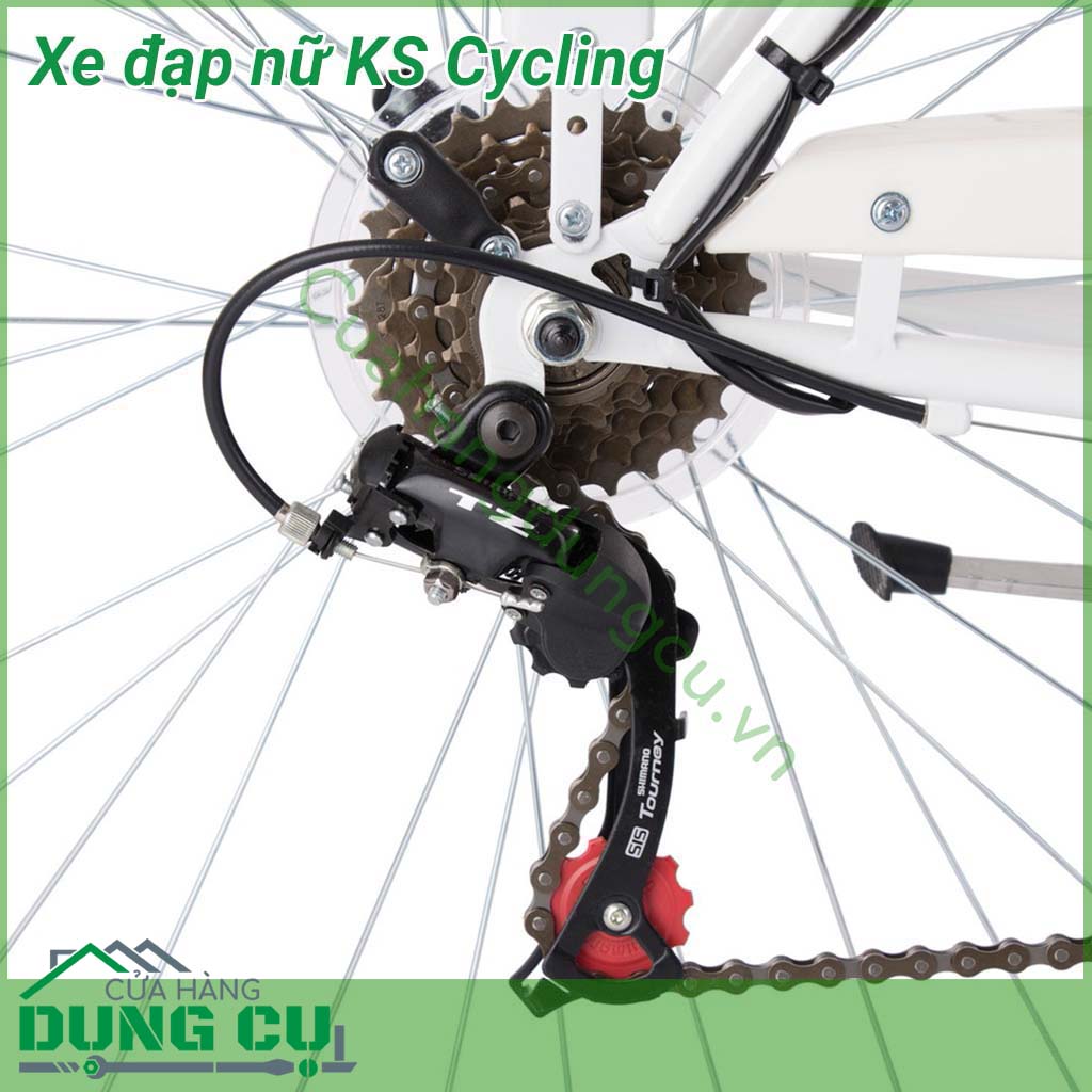 Xe đạp nữ KS Cycling phong cách Vintage cổ điển với giỏ mây phía trước, với bánh xe 26 inch và kích thước khung nhỏ. Phanh chắn chắn đảm bảo dừng an toàn. Yên xe bọc da êm ái đảm bảo mang lại cảm giác lái thoải mái ngay cả trên những chặng đường dài