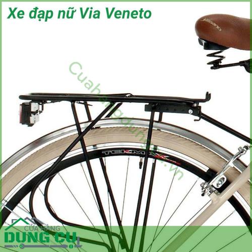 Xe đạp nữ Via Veneto đơn giản, chất lượng, thanh lịch với thiết kế cổ điển đẹp mắt. Mẫu xe gây ấn tượng với đầy đủ trang bị cũng như hệ thống đèn chiếu sáng, hệ thống phanh và bánh răng derailleur hiện đại. Ngoài ra, xe đạp còn được tặng túi đựng cao cấp