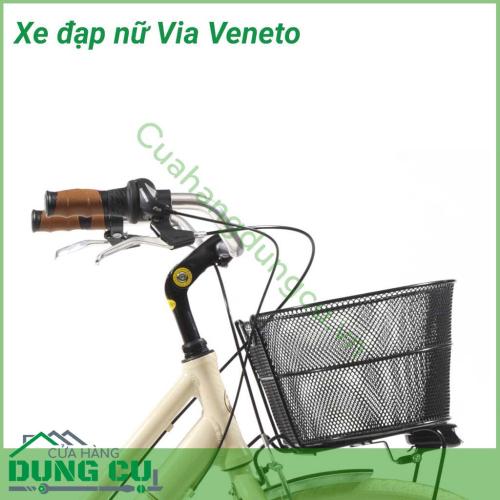 Xe đạp nữ Via Veneto đơn giản, chất lượng, thanh lịch với thiết kế cổ điển đẹp mắt. Mẫu xe gây ấn tượng với đầy đủ trang bị cũng như hệ thống đèn chiếu sáng, hệ thống phanh và bánh răng derailleur hiện đại. Ngoài ra, xe đạp còn được tặng túi đựng cao cấp