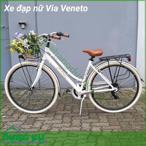 Xe đạp nữ Via Veneto đơn giản, chất lượng, thanh lịch với thiết kế cổ điển đẹp mắt. Mẫu xe gây ấn tượng với đầy đủ trang bị cũng như hệ thống đèn chiếu sáng, hệ thống phanh và bánh răng derailleur hiện đại. Ngoài ra, xe đạp còn được tặng túi đựng cao cấp