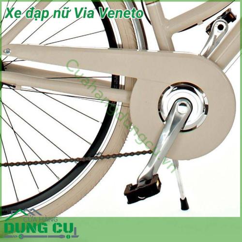 Xe đạp nữ Via Veneto đơn giản, chất lượng, thanh lịch với thiết kế cổ điển đẹp mắt. Mẫu xe gây ấn tượng với đầy đủ trang bị cũng như hệ thống đèn chiếu sáng, hệ thống phanh và bánh răng derailleur hiện đại. Ngoài ra, xe đạp còn được tặng túi đựng cao cấp