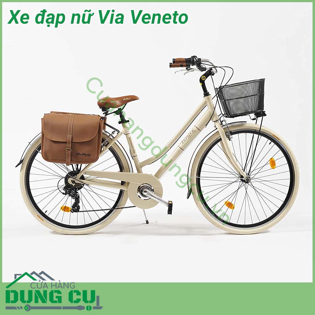 Xe đạp nữ Via Veneto đơn giản, chất lượng, thanh lịch với thiết kế cổ điển đẹp mắt. Mẫu xe gây ấn tượng với đầy đủ trang bị cũng như hệ thống đèn chiếu sáng, hệ thống phanh và bánh răng derailleur hiện đại. Ngoài ra, xe đạp còn được tặng túi đựng cao cấp