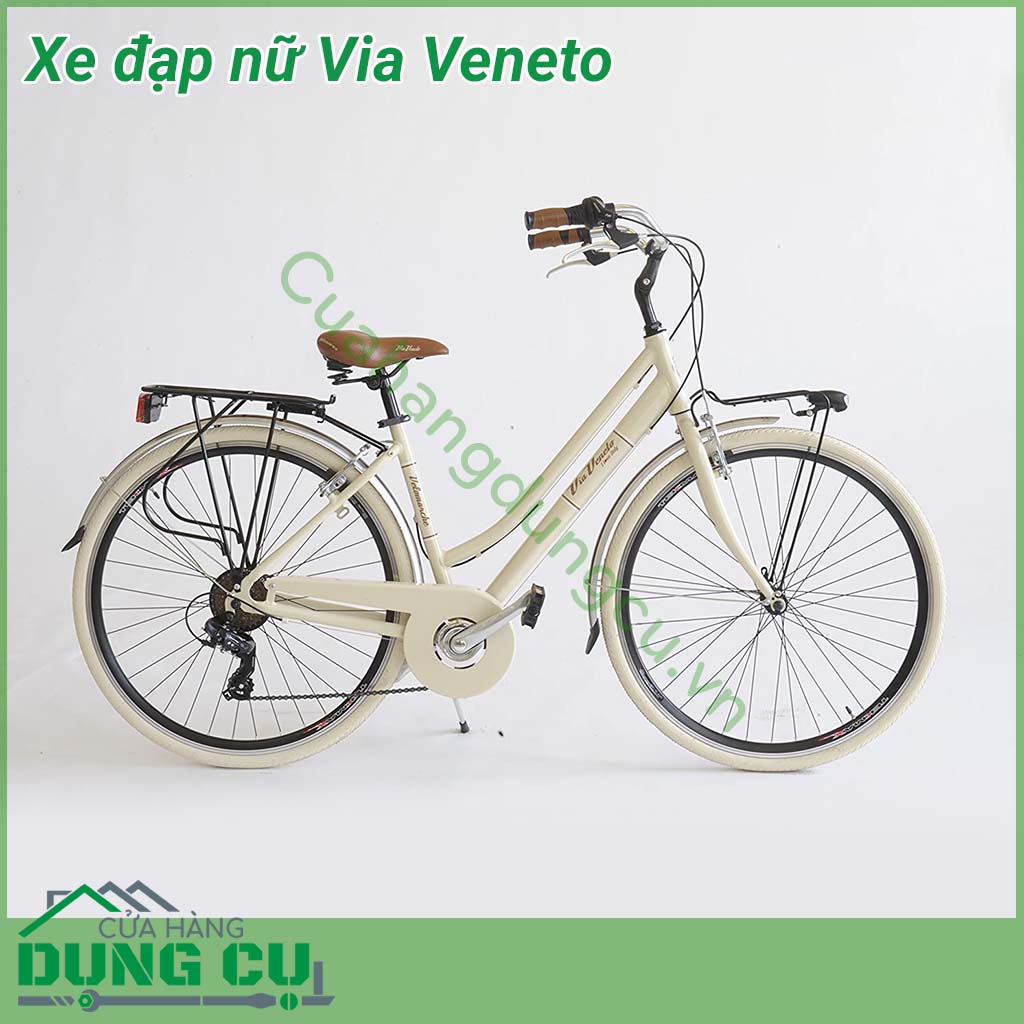 Xe đạp nữ Via Veneto đơn giản, chất lượng, thanh lịch với thiết kế cổ điển đẹp mắt. Mẫu xe gây ấn tượng với đầy đủ trang bị cũng như hệ thống đèn chiếu sáng, hệ thống phanh và bánh răng derailleur hiện đại. Ngoài ra, xe đạp còn được tặng túi đựng cao cấp