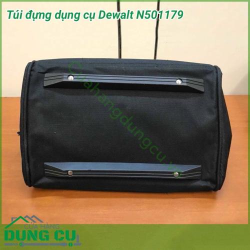 Túi đựng đồ nghề Dewalt N501179 thiết kế 1 ngăn lớn giúp bạn thoải mái đựng đồ nghề trong đó. Túi đựng chống nước mưa, có dây đeo tăng giảm chiều dài khi đeo, chất liệu vải chắc chắn có thể chịu tải trọng.