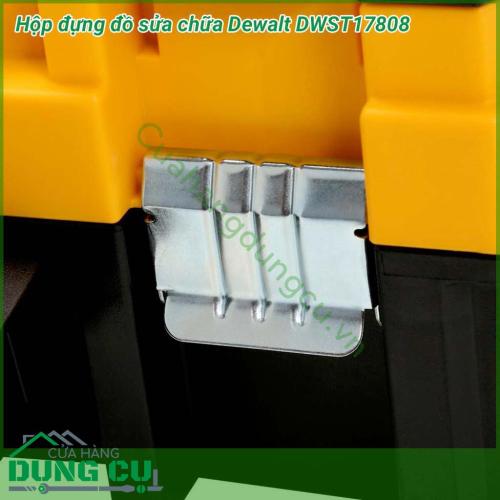 Hộp đựng đồ sửa chữa Dewalt DWST17808 được làm từ chất liệu nhựa cao cấp chống va đập và chịu lực tốt. Phần tay cầm được thiết kế rất đa dạng và tiện dụng giúp xách di chuyển dễ dàng .Thùng được trang bị kẹp sắt chắc chắn giúp không rơi đồ ở mọi tư thế.