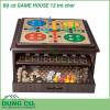 Bộ 12 trò chơi Game House với nhiều trò chơi hấp dẫn như: Cờ vua, Cờ caro, Ván bài ngửa, Mancala, Tic-Tac-Toe, Sternhalma, Rắn & Thang, Ludo (Pachisi), Solitaire, Đua xúc xắc, gói gọn trong hộp gỗ tiết kiệm không gian.