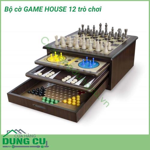 Bộ 12 trò chơi Game House với nhiều trò chơi hấp dẫn như: Cờ vua, Cờ caro, Ván bài ngửa, Mancala, Tic-Tac-Toe, Sternhalma, Rắn & Thang, Ludo (Pachisi), Solitaire, Đua xúc xắc, gói gọn trong hộp gỗ tiết kiệm không gian.