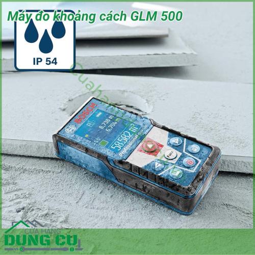 Máy đo khoảng cách Bosch GLM 500 có kích thước nhỏ gọn, bỏ vừa túi áo rất tiện lợi trong quá trình sử dụng. Vỏ máy bằng nhựa, bọc cao su mềm chống va đập tốt. Sản phẩm thiết kế đạt tiêu chuẩn IP54 chống nước, chống bụi tốt.