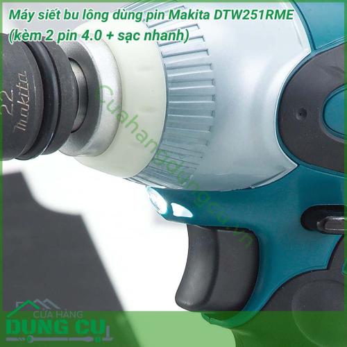 Máy siết bu lông dùng pin Makita DTW251RME có dung lượng lớn nên hiệu suất làm việc cao cùng thời gian sử dụng lâu bền. Với lực siết cao 230 N.m nên máy có thể siết được các loại ốc vít một cách nhanh chóng, dễ dàng. 