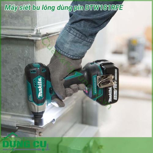 Máy siết bu lông dùng pin Makita DTW181RFE dùng pin Li-ion 18V, dung lượng lớn. Thiết kế chắc chắn, nhỏ gọn vừa lòng bàn tay dễ dàng thao tác. Tay cầm bọc cao su mềm tiện lợi, chống trơn trượt, giúp vận hành thoải mái, kiểm soát máy dễ dàng hơn.