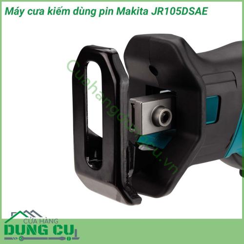 Máy cưa kiếm dùng pin Makita JR105DSAE được làm bằng nhựa có khả năng chịu lực cũng như cách điện tốt. Máy được thiết kế thông minh tiện dụng, có độ ma sát cao giúp bạn cố định máy được chắc chắn hơn, tạo sự thoải mái khi phải làm việc trong thời gian dài