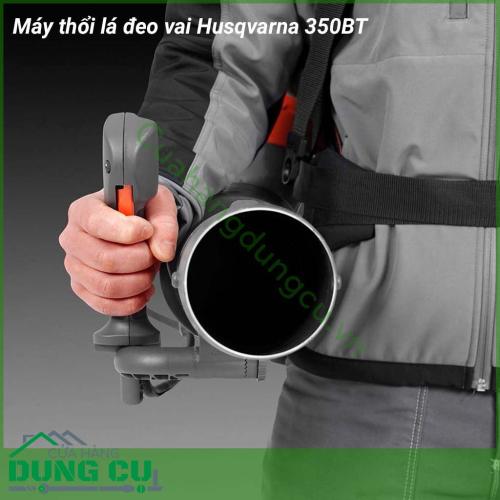 Máy thổi lá đeo vai Husqvarna 350BT với kích thước nhỏ gọn dễ dàng thao tác, công suất lớn, máy hoạt động êm ái. Vỏ ngoài bằng chất liệu cao cấp, tay cầm có độ nhám cao giúp chống trượt, quai đeo chắc chắn, thoải mái sử dụng.