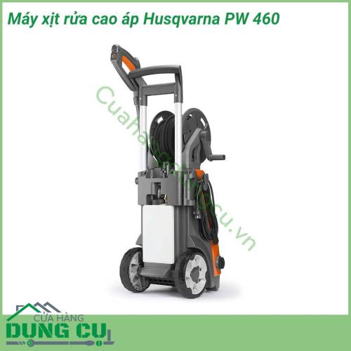 Máy xịt rửa cao áp Husqvarna PW 460 vỏ máy bằng nhựa cao cấp với gam màu cam xám sang trọng và sạch sẽ. Phía trên có thiết kế tay cầm cùng hai bánh xe giúp người dùng di chuyển máy thật nhẹ nhàng.