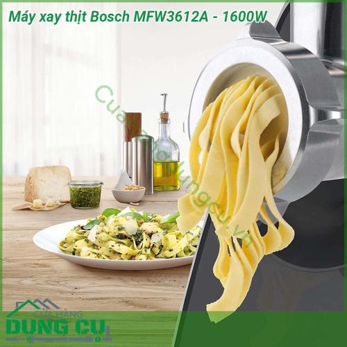 Máy xay thịt Bosch MFW3612A-1600W thiết kế nhỏ gọn, tinh tế, máy có công suất cực đại lên đến 1600W. Động cơ mạnh mẽ, có thể xay được 60-70kg thịt/giờ, phù hợp với cả hàng, quán ăn, đơn vị sản xuất giò chả…