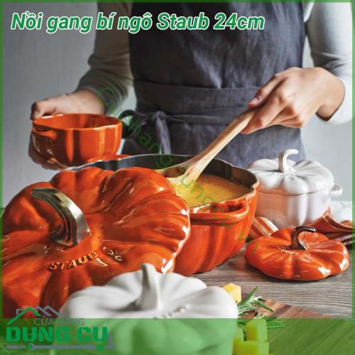 Nồi gang bí ngô Staub 24cm cao cấp thiết kế độc đáo và lạ mắt với hình bí ngô có xinh không cơ chứ, size 24cm nhỏ xinh nấu kho quẹt, đựng canh súp hợp lý luôn. Vừa là nồi vừa là âu nho nhỏ. 