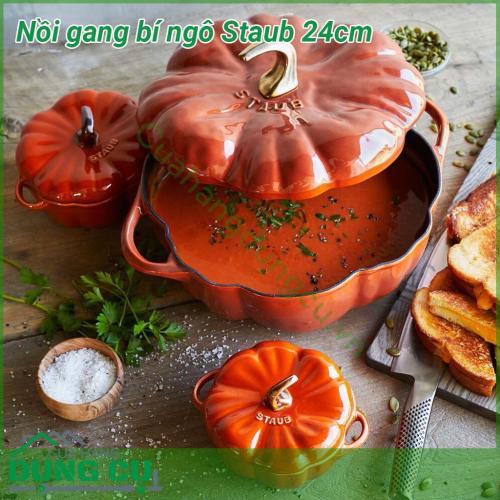 Nồi gang bí ngô Staub 24cm cao cấp thiết kế độc đáo và lạ mắt với hình bí ngô có xinh không cơ chứ, size 24cm nhỏ xinh nấu kho quẹt, đựng canh súp hợp lý luôn. Vừa là nồi vừa là âu nho nhỏ. 