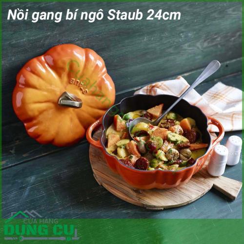 Nồi gang bí ngô Staub 24cm cao cấp thiết kế độc đáo và lạ mắt với hình bí ngô có xinh không cơ chứ, size 24cm nhỏ xinh nấu kho quẹt, đựng canh súp hợp lý luôn. Vừa là nồi vừa là âu nho nhỏ. 