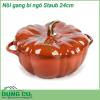 Nồi gang bí ngô Staub 24cm cao cấp thiết kế độc đáo và lạ mắt với hình bí ngô có xinh không cơ chứ, size 24cm nhỏ xinh nấu kho quẹt, đựng canh súp hợp lý luôn. Vừa là nồi vừa là âu nho nhỏ. 