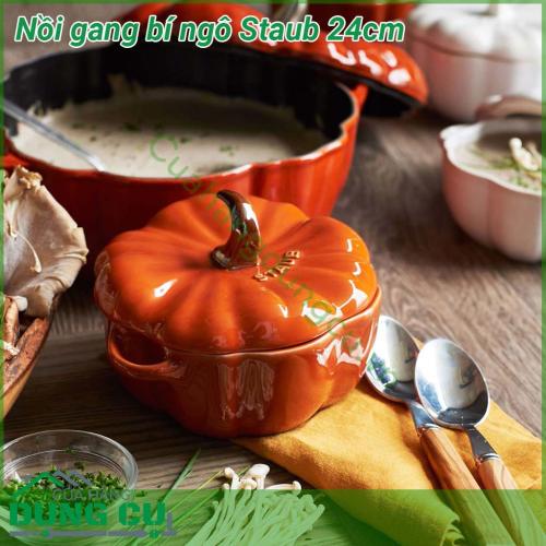 Nồi gang bí ngô Staub 24cm cao cấp thiết kế độc đáo và lạ mắt với hình bí ngô có xinh không cơ chứ, size 24cm nhỏ xinh nấu kho quẹt, đựng canh súp hợp lý luôn. Vừa là nồi vừa là âu nho nhỏ. 