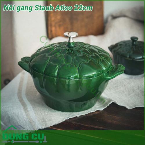 Nồi gang Staub Atiso đường kính 22cm nổi bật với thiết kế hình hình Atiso màu xanh giúp cho sản phẩm vô cùng bắt mắt Để hạn chế tình trạng trầy xước trong quá trình sử dụng sản phẩm nồi gang được phủ một lớp men phù hợp với các món ninh hầm nướng