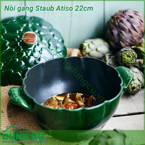 Nồi gang Staub Atiso đường kính 22cm nổi bật với thiết kế hình hình Atiso màu xanh giúp cho sản phẩm vô cùng bắt mắt Để hạn chế tình trạng trầy xước trong quá trình sử dụng sản phẩm nồi gang được phủ một lớp men phù hợp với các món ninh hầm nướng