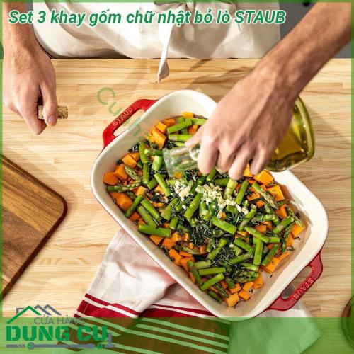 Set 3 khay gốm chữ nhật bỏ lò Staub được làm từ gốm chất lượng cao với ba kích cỡ tiện lợi  Màu sắc nổi bật của nó cũng sẽ tạo thêm điểm nhấn tươi sáng cho căn bếp và bàn ăn của bạn khi bày biện món ăn​​​​​​​