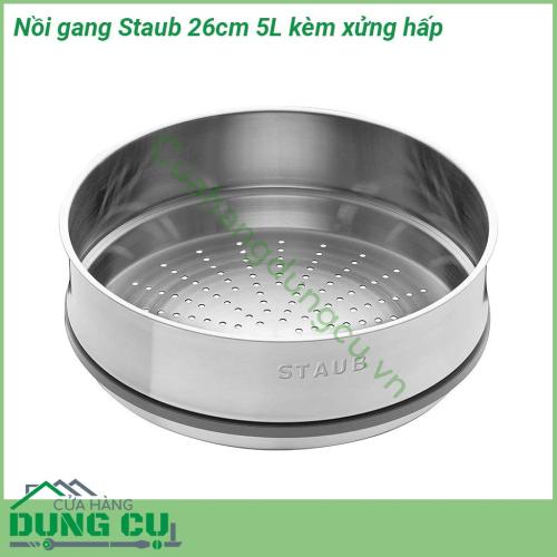 Nồi gang Staub 26cm 5L kèm xửng hấp được mệnh danh là chiếc nồi tốt nhất để làm món hầm kho và hấp Với thiết kế cực thời trang và đẹp mắt quy trình tráng men majolica ba lớp đặc biệt chất lượng cao giúp cải thiện khả năng chống sốc nhiệt và trầy xước