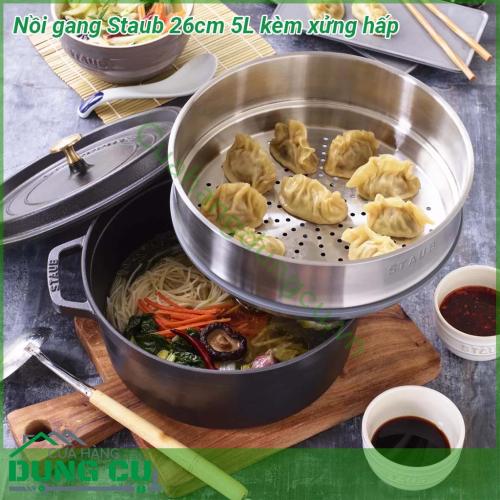 Nồi gang Staub 26cm 5L kèm xửng hấp được mệnh danh là chiếc nồi tốt nhất để làm món hầm kho và hấp Với thiết kế cực thời trang và đẹp mắt quy trình tráng men majolica ba lớp đặc biệt chất lượng cao giúp cải thiện khả năng chống sốc nhiệt và trầy xước