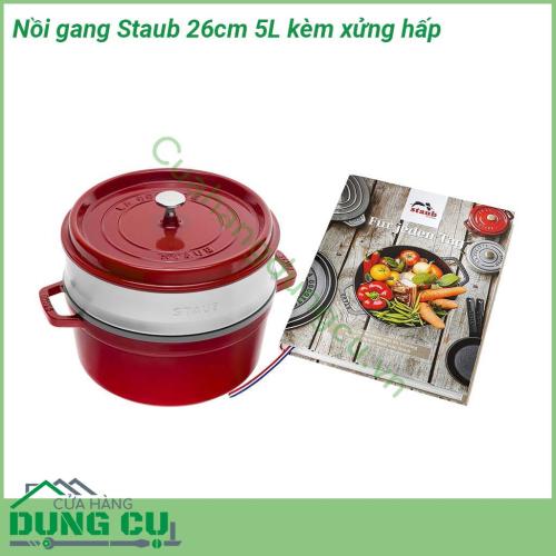 Nồi gang Staub 26cm 5L kèm xửng hấp được mệnh danh là chiếc nồi tốt nhất để làm món hầm kho và hấp Với thiết kế cực thời trang và đẹp mắt quy trình tráng men majolica ba lớp đặc biệt chất lượng cao giúp cải thiện khả năng chống sốc nhiệt và trầy xước